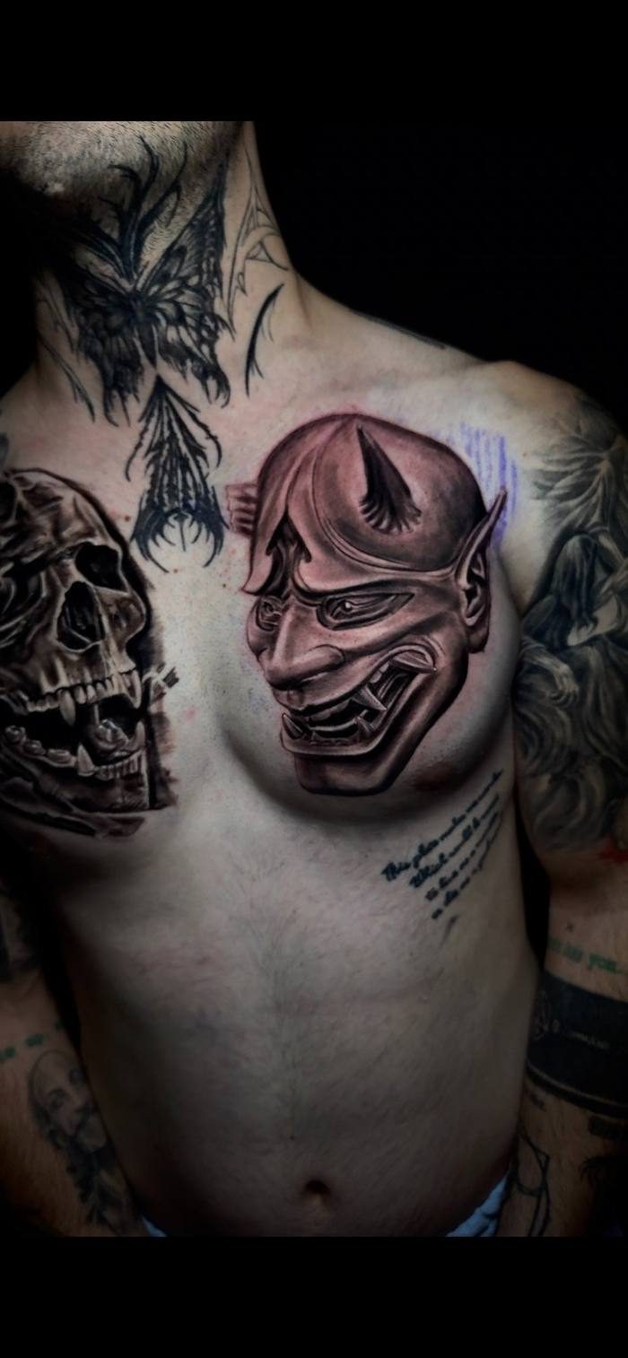 Hannya maskesi, göğüs
