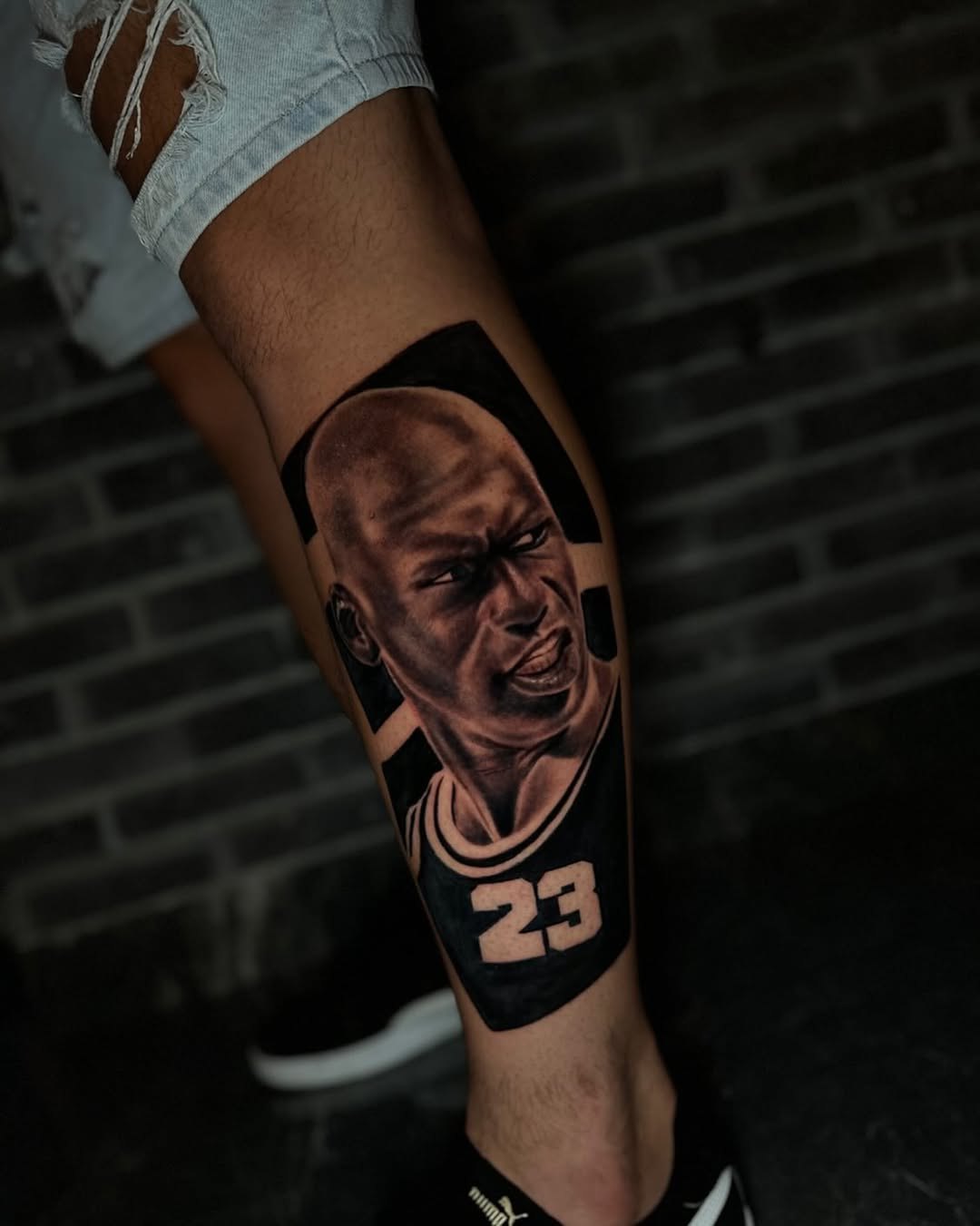 Michael Jordan portresi, baldır